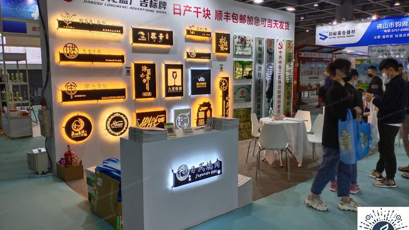 服装店喷绘墙布背景墙，如何打造个性空间？**